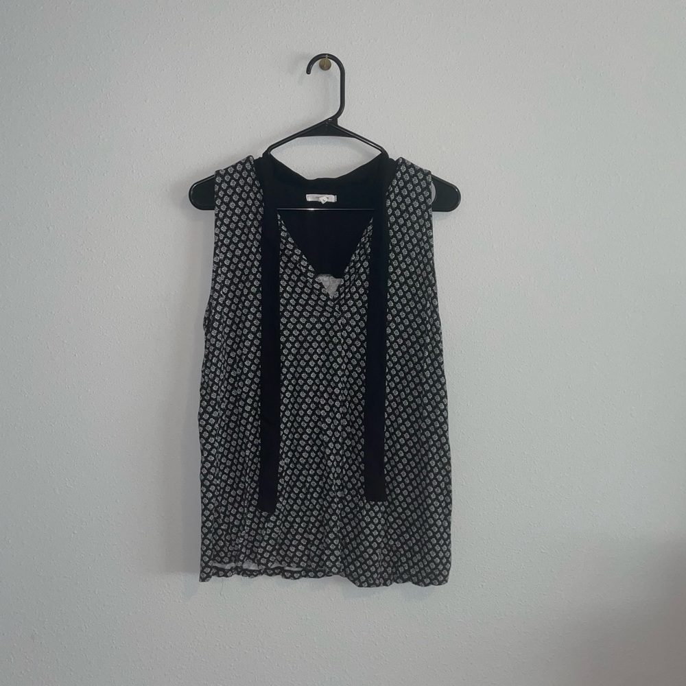 Maurice’s Black and White Sleeveless Blouse “Size L”